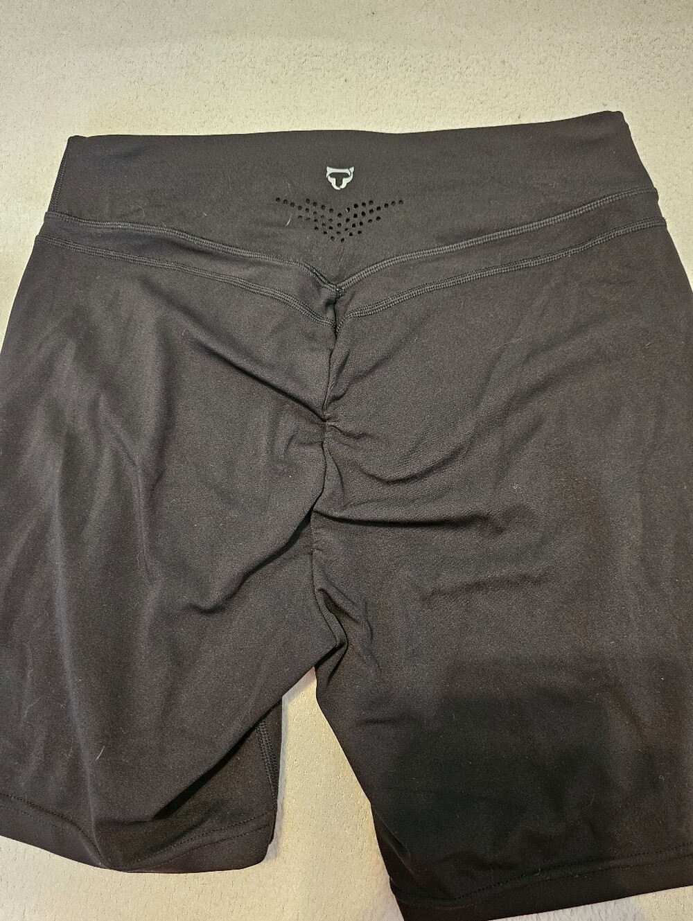 Tom Tiger Ladies Yoga Shorts Size Large euc Black Comfort Control Stylish Wear